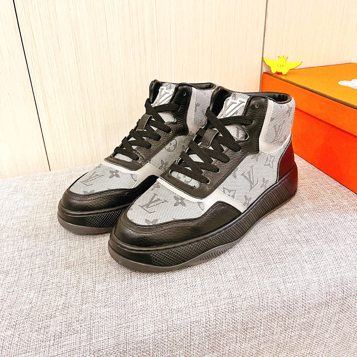 Men's shoes💰 460💰[LV]🔥Louis Vuitton, high-end men's shoes brand, official website 1:1 latest masterpiece: the upper is made of Italian imported first-layer cowhide with a comfortable and breathable lining➕original non-slip and wear-resistant outsole🔥, making walking more convenient and comfortable! An exclusive new model, a stunning work, a beautiful 1:1 replica [color] compared to the official quality! Create a fashionable personality to set off your uniqueness! A must-have for trendy men! Classic🔥Size: 38-44 Color: 🔥 1⃣️color available🔥
